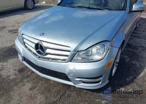 2013 Mercedes-Benz C 250 Sport z USA, uszkodzony, nr VIN WDDGF4HB1DR257413